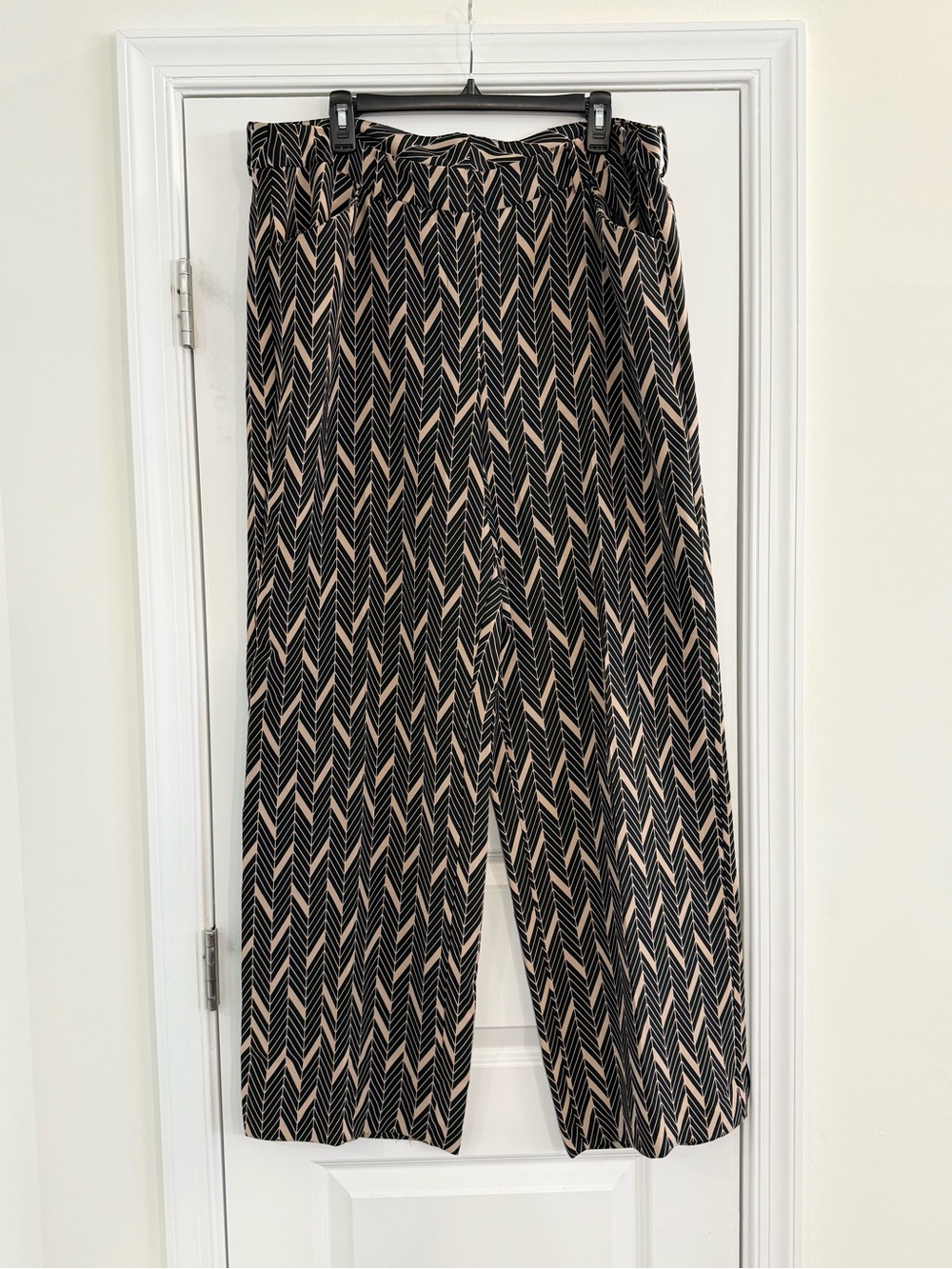 Chico’s Chevron Print Wide Leg Pull On Pants Size 3 Black Tan Business Casual